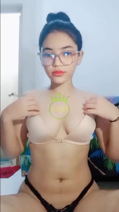 Jenner Seksi Show Memek Nungging Berdiri